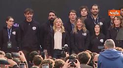 Meloni sul palco di Atreju con la felpa dei volontari canta l'Inno di Mameli