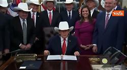 Trump riceve cappello texano da squadra hockey che batt&eacute; l'Urss alle Olimpiadi invernali del 1980