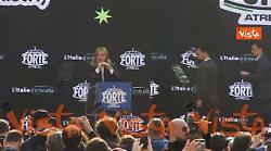 Atreju 2025, il ballo di Meloni sul palco mentre il pubblica grida: "Giorgia Giorgia"