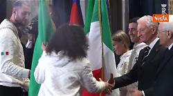 Mattarella consegna la Bandiera tricolore agli atleti olimpici di Milano-Cortina