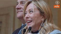 Meloni scherza coi dipendenti di Palazzo Chigi: Vi guardo negli occhi anche se altezza non mi aiuta