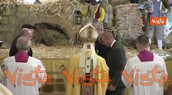 Natale 2025, Papa Leone XIV porta il Bambin Ges&ugrave; al presepe al termine della Messa in San Pietro