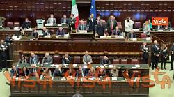 Manovra, gli applausi della maggioranza al momento dell'approvazione
