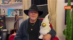 Gli auguri di Vasco Rossi con in braccio uno gnomo: Brindiamo al nuovo anno