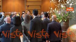 Selfie per Meloni e Sanae Takaichi di fronte al grande vaso di fiori nel Palazzo del Governo a Tokyo