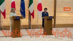 Takaichi fa gli auguri di compleanno a Meloni, l'applauso della delegazione giapponese