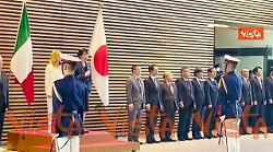 Mano sul cuore per la premier Takaichi durante esecuzione inno giapponese