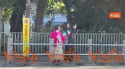 Cartello di auguri e bandierine italiane per la premier Meloni dai fan giapponesi fuori dal Kantei