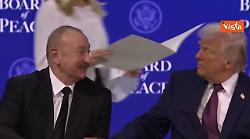 Donald Trump a Davos firma l'atto costitutivo del Board of peace per Gaza, ci sono 22 Paesi