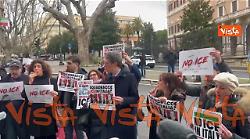 Flash mob +Europa con Magi davanti a Ambasciata Usa a Roma contro presenza Ice a giochi olimpici