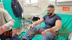 Meloni visita in ospedale il poliziotto aggredito durante il corteo a Torino