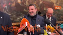 Salvini va via a fine conferenza stampa inseguito dai cronisti ma risponde solo sul Milan