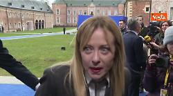 Fuorionda della premier Meloni durante il punto stampa in Belgio: "Sto congelando"