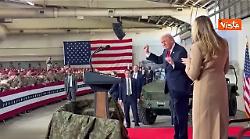 Trump balla la Trump dance sulle note di Ymca a Fort Bragg (North Carolina)