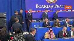Apertura del Board of Peace, l'arrivo di Tajani e degli altri leader con berretto MAGA in mano
