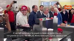 Trump visita un fast food a Rome (Georgia): "Basta tasse sulla mance"