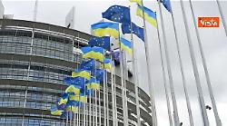 Bandiere Ucraina sventolano al Parlamento Europeo nel 4&deg; anniversario dell'invasione russa