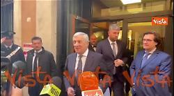 Tajani esce dalla Camera dopo riunione Fi e scherza con i giornalisti: Che c'&egrave; una festa qui?