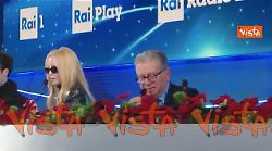Patty Pravo cade dalla sedia alla conferenza stampa di Sanremo