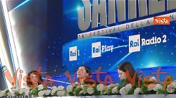 Serena Brancale si commuove durante la conferenza stampa, parlando della mamma