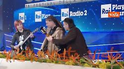 Sayf arriva con l'accompagnamento di due chitarre alla conferenza stampa di Sanremo