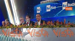 Nino Frassica scherza con Carlo Conti durante la conferenza stampa