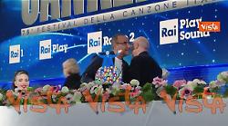 Carlo Conti, premiato nella sua ultima conferenza stampa, saluta Bruno il pescatore