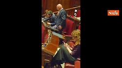 "Fratelli di Trump" e "L'Italia non si Usa", la protesta di Avs con i cartelli di Avs alla Camera