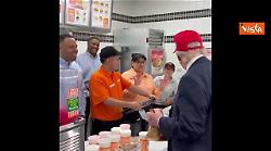Trump visita un ristorante Whataburger in Texas e offre panini a tutti i clienti