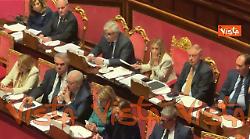 Meloni prende appunti durante interventi in Senato dopo informativa su crisi Iran