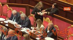 Un bicchiere d'acqua per la premier Meloni durante la discussione in Senato sulla crisi in Iran