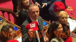 "No alla guerra", protesta M5s al Senato con cappellini in stile "Maga" come Donald Trump