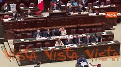 Crosetto arriva alla Camera per discussione su crisi Iran, poi parla con Meloni tra banchi Governo