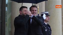 Macron riceve il Presidente ucraino Zelensky all'Eliseo