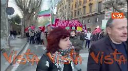 Bandiere della Palestina al corteo dei centri sociali contro referendum, guerra e Governo a Roma