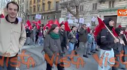 Il corteo dei centri sociali contro referendum, guerra e Governo a Roma