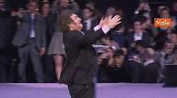 il Presidente argentino Milei sale sul palco dell'Economic Forum di Madrid come una 'rockstar'