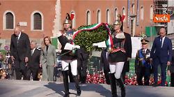 Giornata dell'Unit&agrave; d'Italia, l'omaggio di Mattarella al Milite Ignoto all'Altare della Patria
