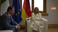Consiglio Europeo, Meloni saluta e abbraccia Merz e Von Der Leyen