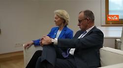 Al via il Consiglio europeo, l'arrivo di Meloni in total white