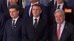 Foto di gruppo a Bruxelles al Consiglio Europeo, Meloni tra Merz e Kaja Kallas