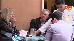 Addio a Umberto Bossi, eccolo nel 2018 prendere un caff&egrave; col figlio Renzo in centro a Roma ARCHIVIO