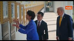 Takaichi ride vedendo foto Autopen al posto di Biden nella Galleria dei Presidenti alla Casa Bianca