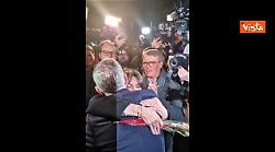 Eletto a Parigi il sindaco socialista Emmanuel Gregoire, la festa con l'uscente Anne Hidalgo