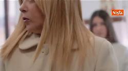 Meloni si fa un selfie con delle sostenitrici dopo il voto per il referendum sulla giustizia