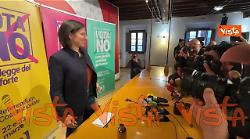 Applausi all&rsquo;arrivo di Elly Schlein al Pd per conferenza dopo vittoria al Referendum