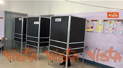 Conte al seggio dimentica la scheda elettorale e torna a prenderla, poi vota al Referendum