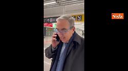 Il video virale di Gasparri in aeroporto prima del referendum: Domenica e luned&igrave; tutti a votare S&igrave;