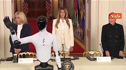 Melania Trump al vertice tech a Washington sfila con il robot umanoide "Numero 3"