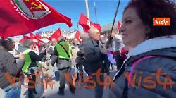 Manifestazione No Kings a Roma, sventola gigantesca bandiera della Pace